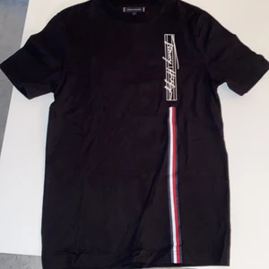 Tommy hilfiger t shirt, lägg bud! - Aldrig använd, liksom aldrig, tyckte inte om den direkt och nypriset är 600kr så de bara buda hur ni vill! Storlek S men passar M
