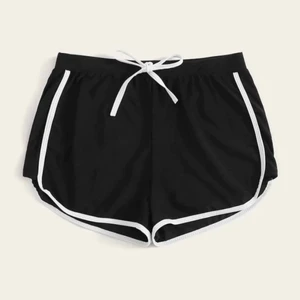 Shorts - Superfina Bad-shorts som jag tyvärr tycker är för korta på mig.🤍 De är storlek M men jag skulle säga att den hade passat på någon som har 34/36 i kläder och är runt 160 cm långa. Man kan säga att det är en blandning mellan S/XS🤍 Helt nya och oanvända!! 