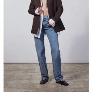 Zara jeans  - Helt oanvända jenas från Zara. Modell JEANS ZW THE MID WAIST STRAIGHT. Säljer då jag fick hem fel storlek. Superfina och jättesköna💓🤍 Frakt tillkommer! 