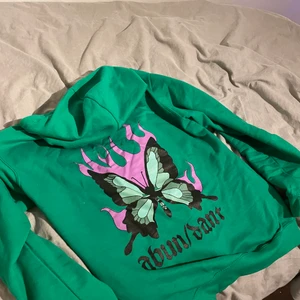 Abundant hoodie S - Hej säljer nu min sparsamt använda hoodie från abundant. Hoodien sitter TTS och är grymt skön hoodie men sälj för att jag behöver bli av med kläder. 
