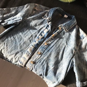 Jeans skjorta - Helt perfekt skjorta att slänga över en topp på sommaren. 