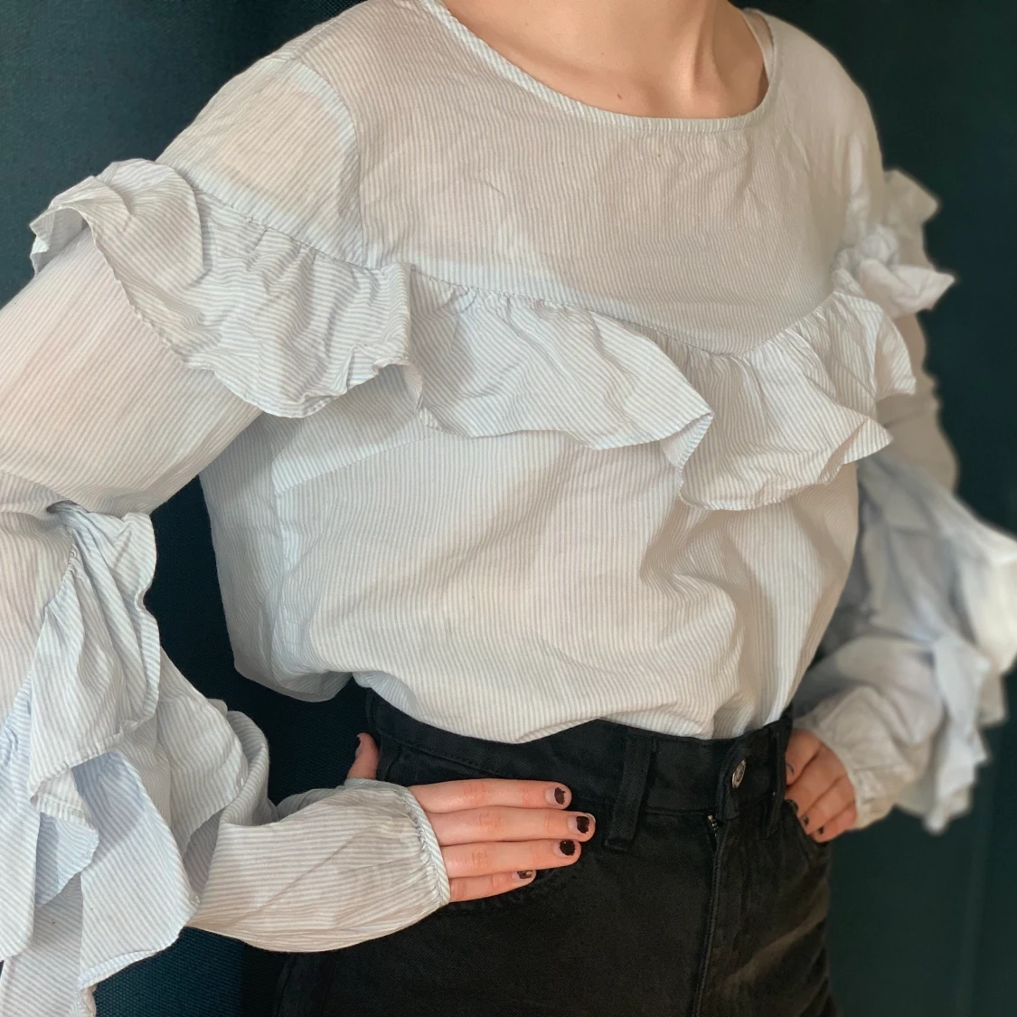 Blus med volanger - 90