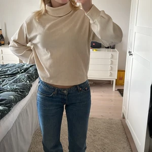 Vit/beige ribbad tröja - Mjuk, vit/beige, polo, oversized, lite kortare tröja från Gina Tricot! Inte för varm så perfekt till våren nu! ✨✨✨