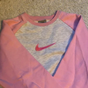 Nike - Vintage Nike tröja som är i felfritt skick men dock ganska liten, skulle säga att den är en XXS-S apropå hur tajt du vill att den ska sitta🥰 Så fin men kommer tyvärr inte till användning av mig. Jag möts upp i centrala Uppsala eller skickar mot fraktkostnad, kontakta mig vid frågor eller fler bilder❤️