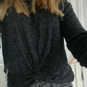 Zara tröja - Säljer nu denna söta tröjan från Zara! Plagget är som nytt & är bara använt ett par fåtal gånger! Säljer för 90kr+frakt🤩