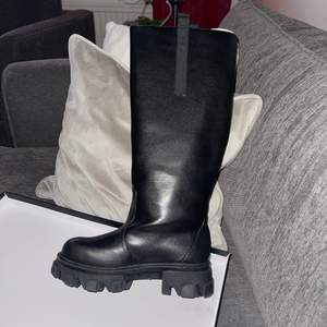 Säljer mina helt oanvända underknee boots från public desire då dom tyvärr är för små för mig! riktigt snygga!💗