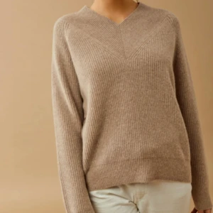 Soft Goat Kashmir tröja  - Deep V-neck Kashmir tröja från soft goat. Strl S. Nyskick💓  Nypris 2 195kr.