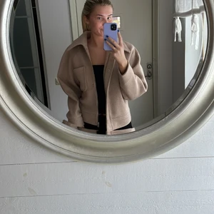 Vårjacka  - En beige vår/höst jacka. Super fin 