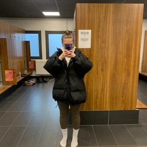 NA-KD pufferjacket  - Storlek 42, jätte varm o mysig, använd 8 gånger. Säljer för den är för stor för min smak. Köpt för 999, gratis frakt 