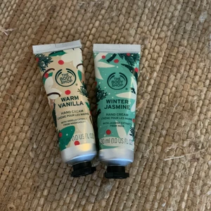 Handkräm - Två nästan helt oanvända handkrämer från the body shop i doften varm vanilj & vinter Jasmine, doftar fantastiskt och har bra skick! Köp båda för 40kr eller en för 20kr!❤️