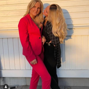 Kostym set - Säljer detta fina rosa kostymset från Zara. Byxorna är i storlek 36 och kavajen 38. Andvänd 1 gång. 