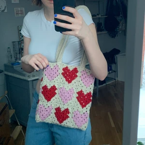 Virkad väska - Säljer denna väskan som jag virkat själv! Framsidan och baksidan har olika mäster så man kan välja själv vilket håll man vill bära den åt! Är fodrad med tyg på insidan! 🥰