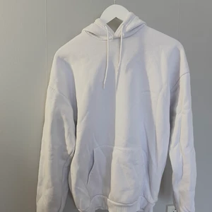 Vit hoodie - Vit hoodie. Storlek S. Är från PrettyLittleThings. Har en mindre fläck. Säljer för 80 + frakt. Totalpris 158kr
