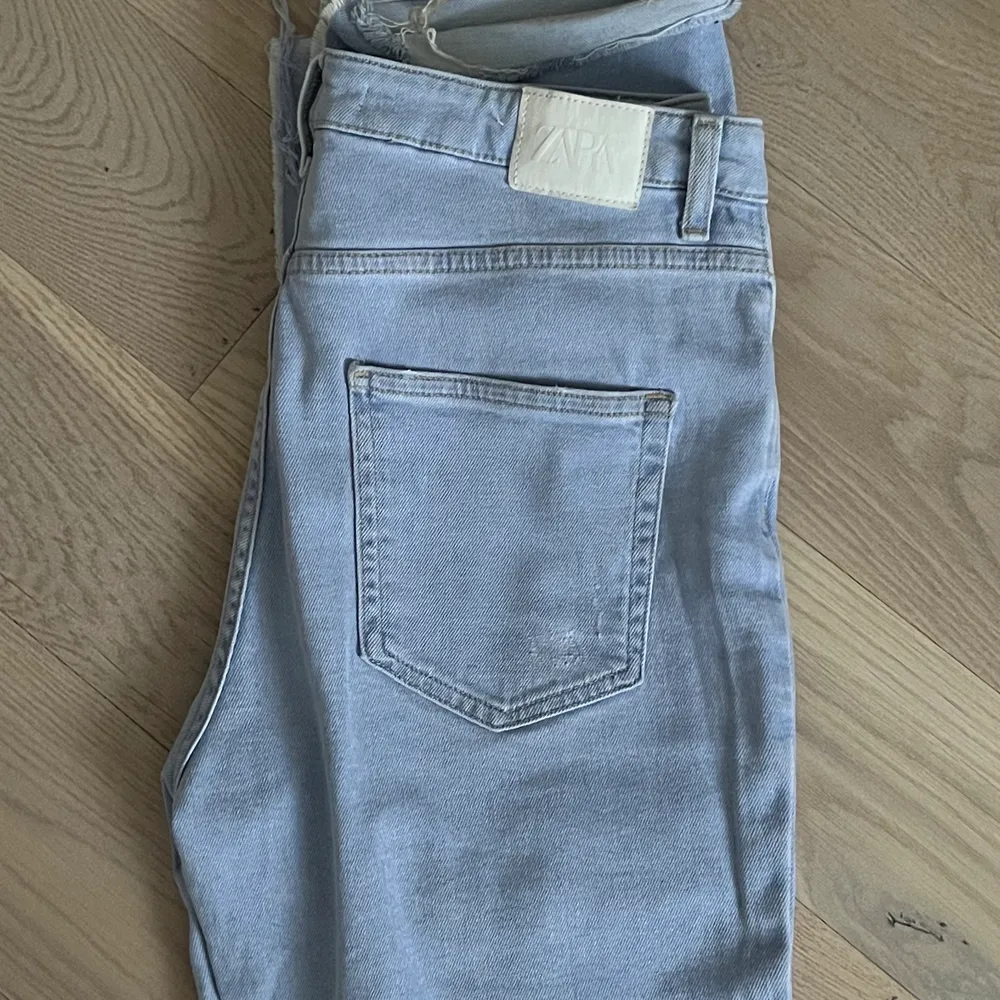 Blåa jeans från zara med slits, använda typ 3 gånger så väldigt bra skick.. Jeans & Byxor.