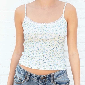 Brandy melville floral tank - Super söt topp från brandy i den croppade modellen (Se bild 2 o 3). Använd nån enstaka gång, köpt på plick. Tror inte den finns att köpa längre (iallafall inte på europeiska hemsidan). (Bilder lånade) Köparen står för frakt. 💕