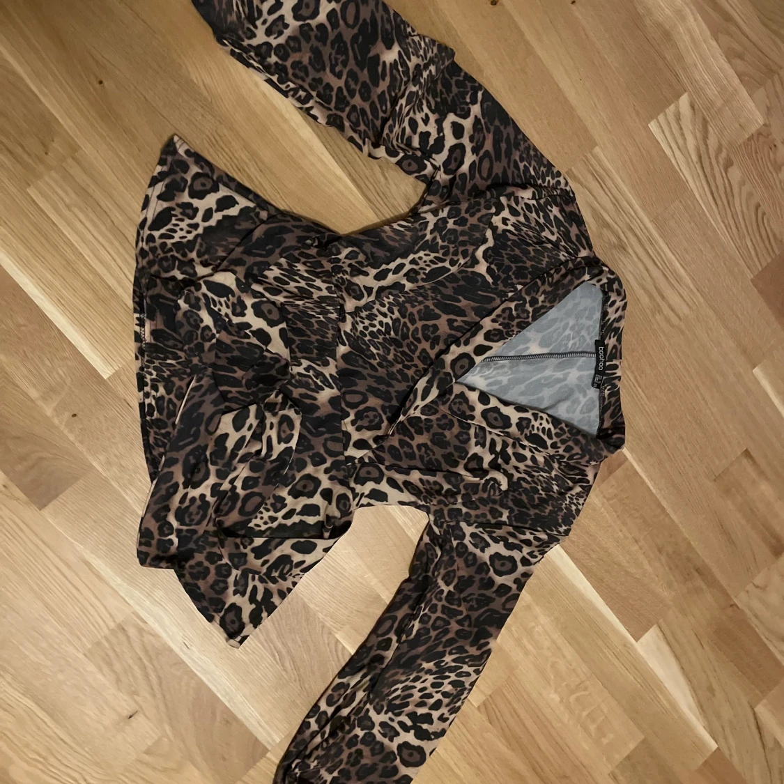 Wrap tie blus med leopard mönster  - 91