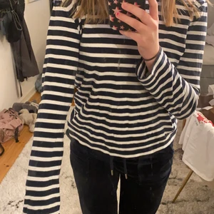Randig zara tröja - Detta är en superfint randig zara tröja som jag har köpt här på plick, aldrig använt, är i jättebra skick