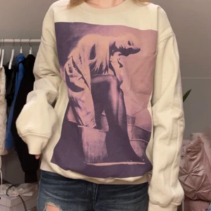 Ariana Grande sweatshirt  - Ariana Grande merch från SWT 2019, oversized så passar allt från small till large ⭐️ köpare står för frakt, spårbar eller inte. 🚫budgivning startad då fler är intresserade, buda endast om du har för avsikt att köpa🚫köp direkt för 200kr + frakt🚫