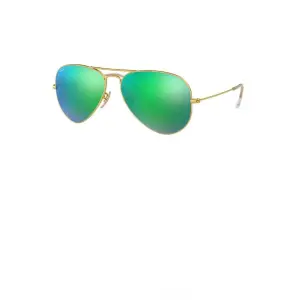 RayBan solglasögon med blågrönt spegelglas. De är en standard storlek, så inte specialbeställda (varken små eller stora), en normal storlek. Använda fåtal gånger. Fodralet medföljes. Nypris: 1300kr