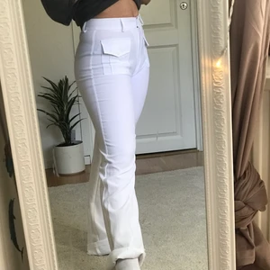Vita kostymbyxor  - Köpta second hand, använt själv en gång, säljer pga att de sitter för tajt. Byxorna är även långa i benen. Väldigt fina!💗