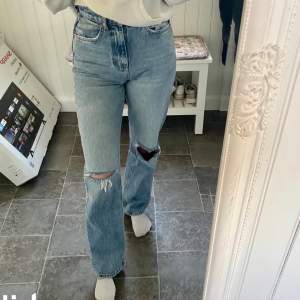 Säljer dessa jeans nu pga att dom blivit för små😊 Bra skick, har själv satt dit ett skosnöre i midjan för att dom ska sitta bättre men inget som syns! ( kan skicka bilder)💕 skriv för mer info etc
