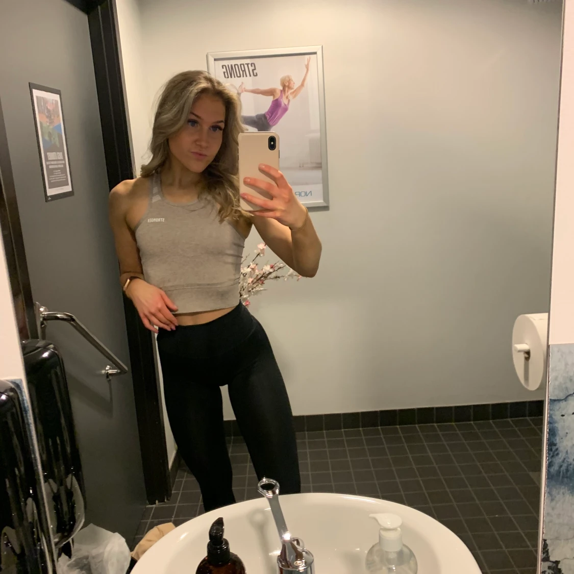 STRONGER topp och alphalete tights