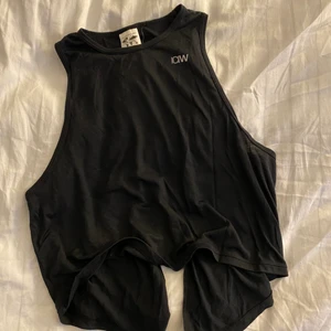 Topp från ICanIWill  - (Aldrig använd) Topp från ICanIWill som man knyter bak i ryggen i ett väldigt skönt material! Superfint men kommer aldrig till användning 🤷🏽‍♀️ Säljer för 80 kr + frakt 🖤