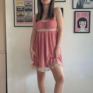 Babydoll klänning - Jätte söt rosa babydoll klänning från Urban Outfitters. Original pris var 560kr+frakt. Bara använd några få gånger. Kom privat för fler bilder eller frågor💕