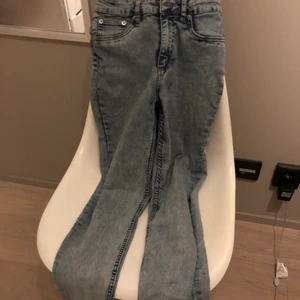 Blå jeans  - Blåa skinny high waist jeans skönt matrial inga fläckar storlek S men M funkar bra okså man får fina höfter i dom nypris 300