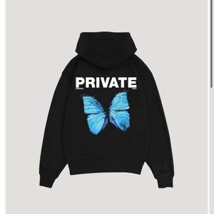 skitsnygg hoodie från private i jätte bra skick🦋🦋🦋 säljer endast vid bra bud