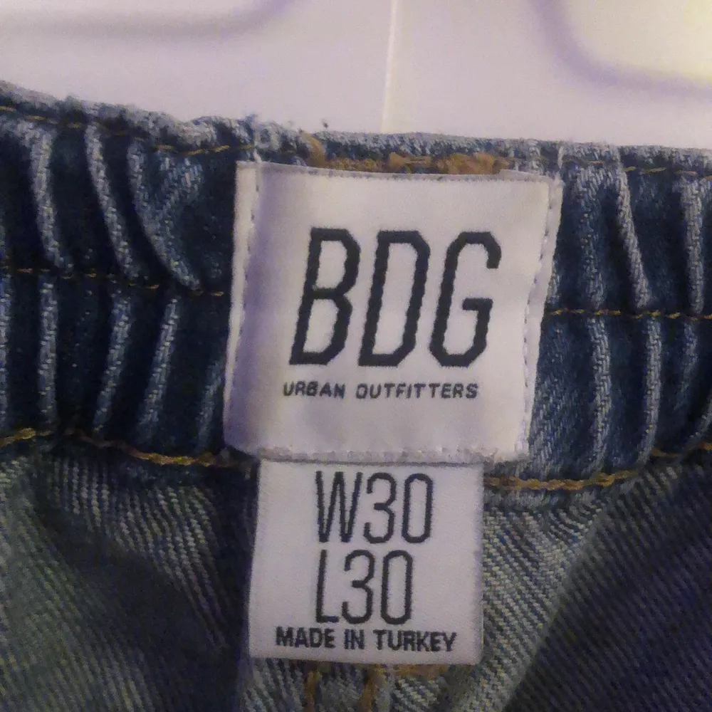 Mörk blåa cargo jeans från urban Outfiters . Jeans & Byxor.