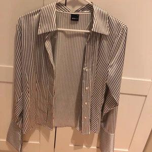 Blus i vitt o svart - Köpte blusen på ginatricot men har inte kommit till användning, helt ny och slutsåld. Pris och frakt kan diskuteras i dm.