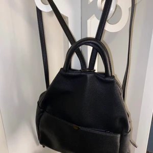 Helt ny läder väska från Don Donna!!! - Väska i svart läder från Don Donna! Aldrig använd så helt ny! I skicket som från butik!  Kan både användas som ryggsäck och handväska och ha fina fack både fram och inuti väska vilket gör den mycket nätt och praktisk