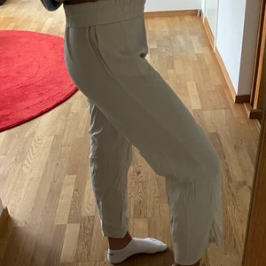 Linnebyxor från H&M 50kr - Superfina och Nästan aldrig använda linnebyxor från H&M, köparen betalar frakten 💞