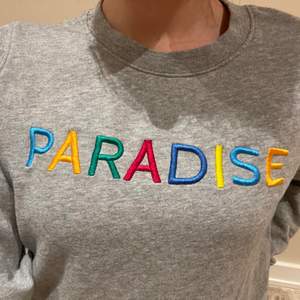 En sweatshirt från BikBok med broderat ”PARADISE” på bröstet i olika färger. Storlek XS men passar mig som är S!☺️
