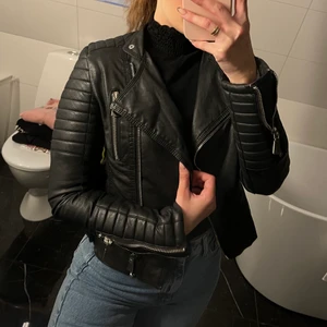 Skinnjacka - Svart skinnjacka från chiquella i stl XS. Snålt använd och i super fint skick. 