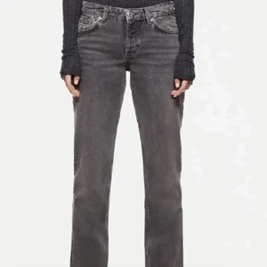 Low waisted grå zara jeans  - Såååå efterfrågade snygga och low waisted/lågmidjade grå zara jeans, helt slutsålda!!!😍😍❤️❤️🙏🏻 sitter sjukt snyggt på!❤️ 650kr dirket pris (exklusive frakt)