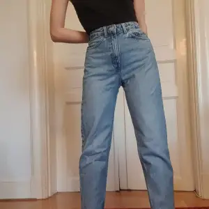 Ljusblå jeans från weekday i modellen 