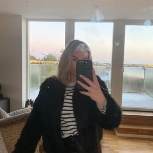 Pälsjacka svart  - Har har ni den snyggaste svarta, räka pälsjacka du kan hitta! Det är det absolut perfekta valet av jacka när man vill göra vardagen lite mer lyxig! Jag har tyvärr växt ur den men gud vad jag har använt den! Jag hoppas verkligen att någon annan kan få lika mycket användning av det som jag. Den är i jätte bra skick trotts den stora användningen!