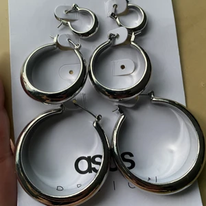 Örhängen  - Säljer dom här fina örhängen som är aldrig använda, tycker inte riktigt att dom passar mig. Köpt för 99