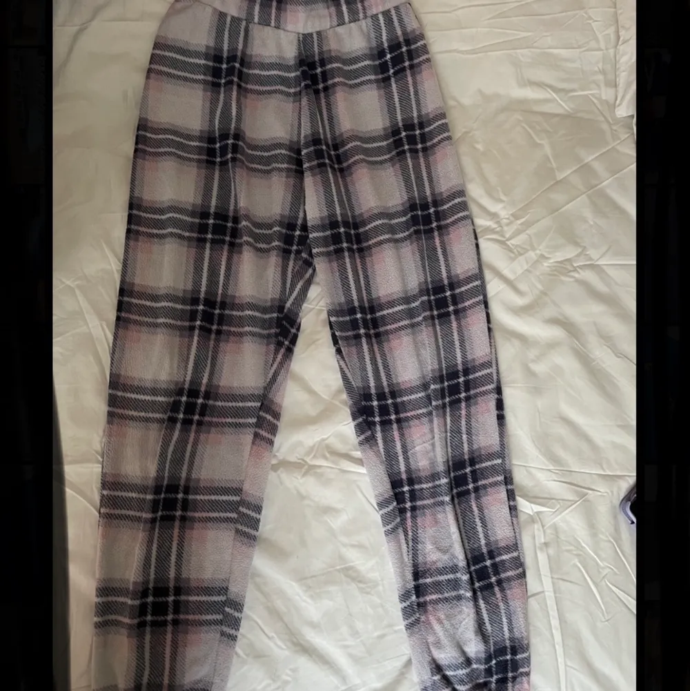 Jättemysigt pyjamas sett från Cubus i storlek XS. Byxorna går in längst ner. Fluffigt material. Köparen står för frakten💗. Övrigt.