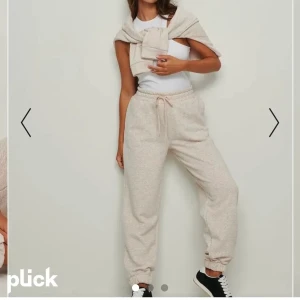 Sweatset från NAKD - Helt oanvänt set från NAKD. Köpte för 700kr tillsammans och säljer för 400kr för båda delarna. Storlek M🤍