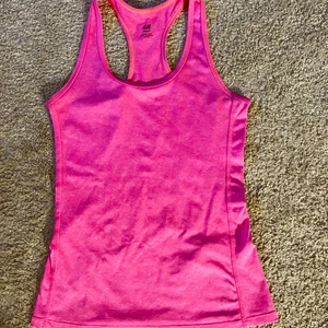 Träningslinne H&M - Fint neon rosa träningslinne från H&M, finns två små fläckar på tröjan.. 