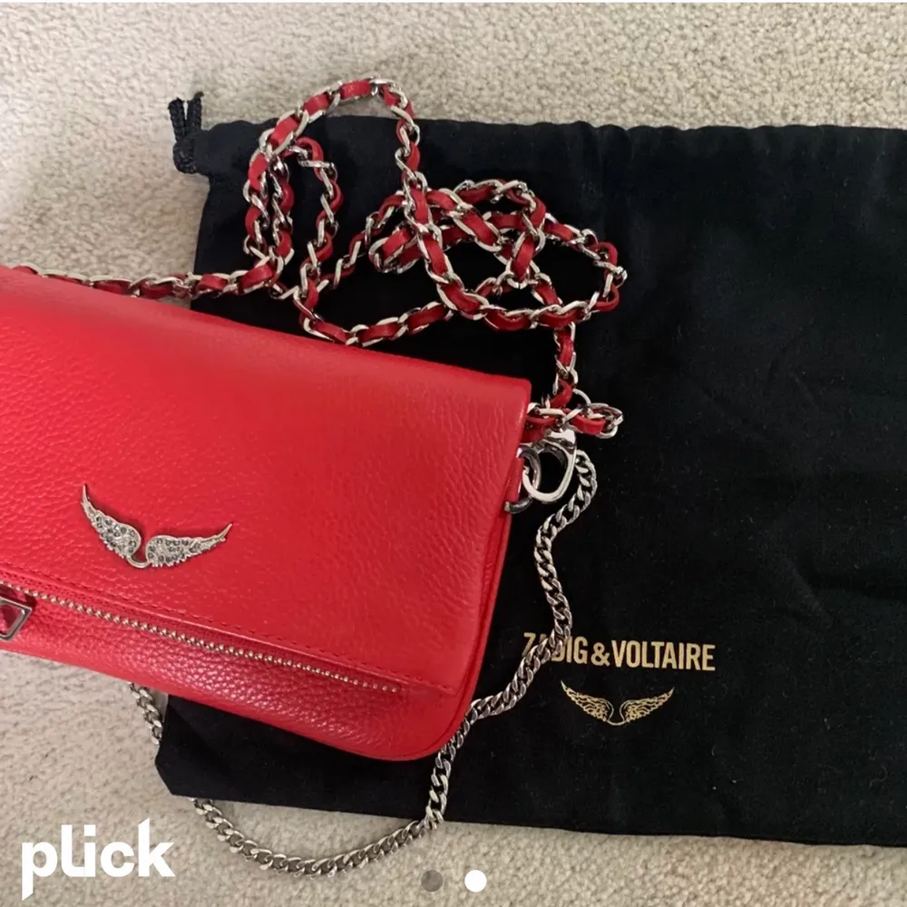 Säljer min röda zadig väska då den inte kommer till användning längre! Den är lite mer använd än den på bilden, men fortfarande super fin! (bilden är tagen från en tjej på Plick, skriv privat för egna bilder). ❤️ ( tar direktbud också). Väskor.