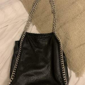 Trendig svart liknande Stella väska 💕💕