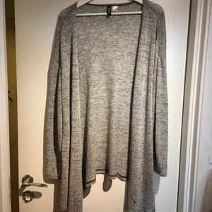 Grå stickad kofta - Grå stickad kofta från H&M. Är i storlek M men passar även i S. Den har några sömmar som har gått upp, se bild 3, men är inte använd så mycket. 