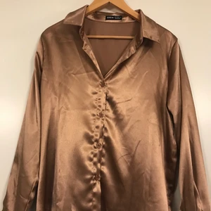 Fin skjorta från SHEIN. Storlek Medium - Jättefin skjorta perfekt för en utekväll!! Aldrig använd då den ej passar. Storlek Medium