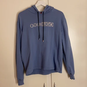 HUGO BOSS HOODIE  - Äkta HUGO BOSS hoodie använd ändast 2 gånger, den är i ny skick. Ny pris 1400kr mitt pris 650kr! Säljer pågrund av att den inte kommer till användning. 