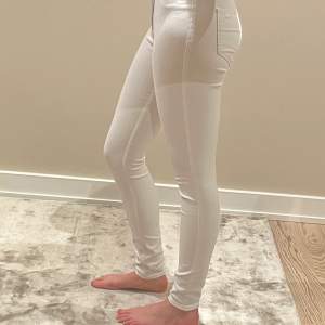 Somriga vita Hollister Jean i stretch material. Storlek W26/L30. Jag är 174 cm lång och har S/38 i midja och dessa passar perfekt på mig!☺️