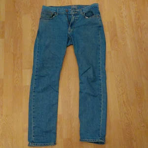 Dressman - mörkblå jeans - Jeansen är köpta på Dressman för 450kr och är ett par väldigt snygga jeans. Använda max 10 gånger och är i toppskick.